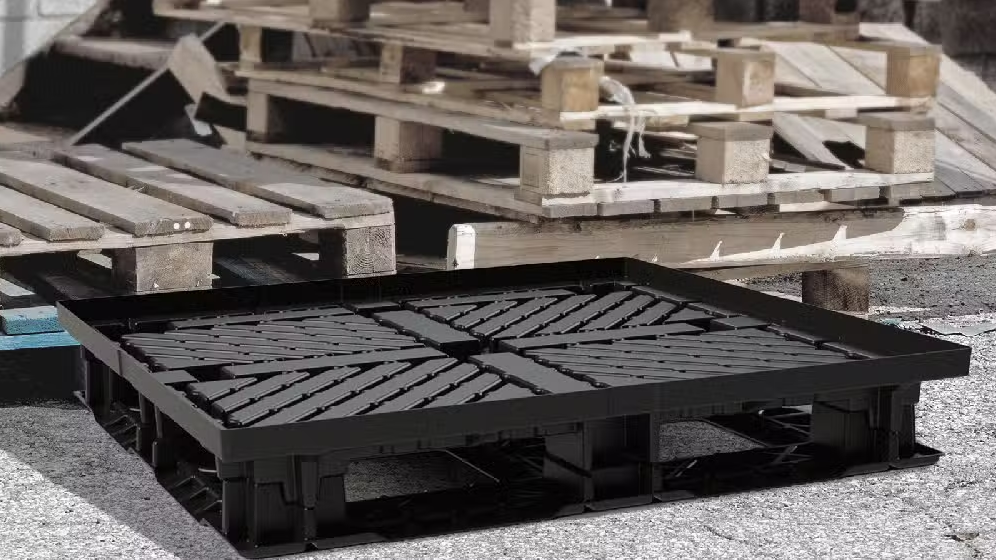 Paletas Plásticas vs. Paletas de Madera en Panamá: ¿Cuál es la Mejor Inversión para su Operación Logística?